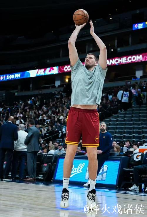 约基奇穿着小猪佩奇配色Joker1GT，砍下39分15篮板10助攻